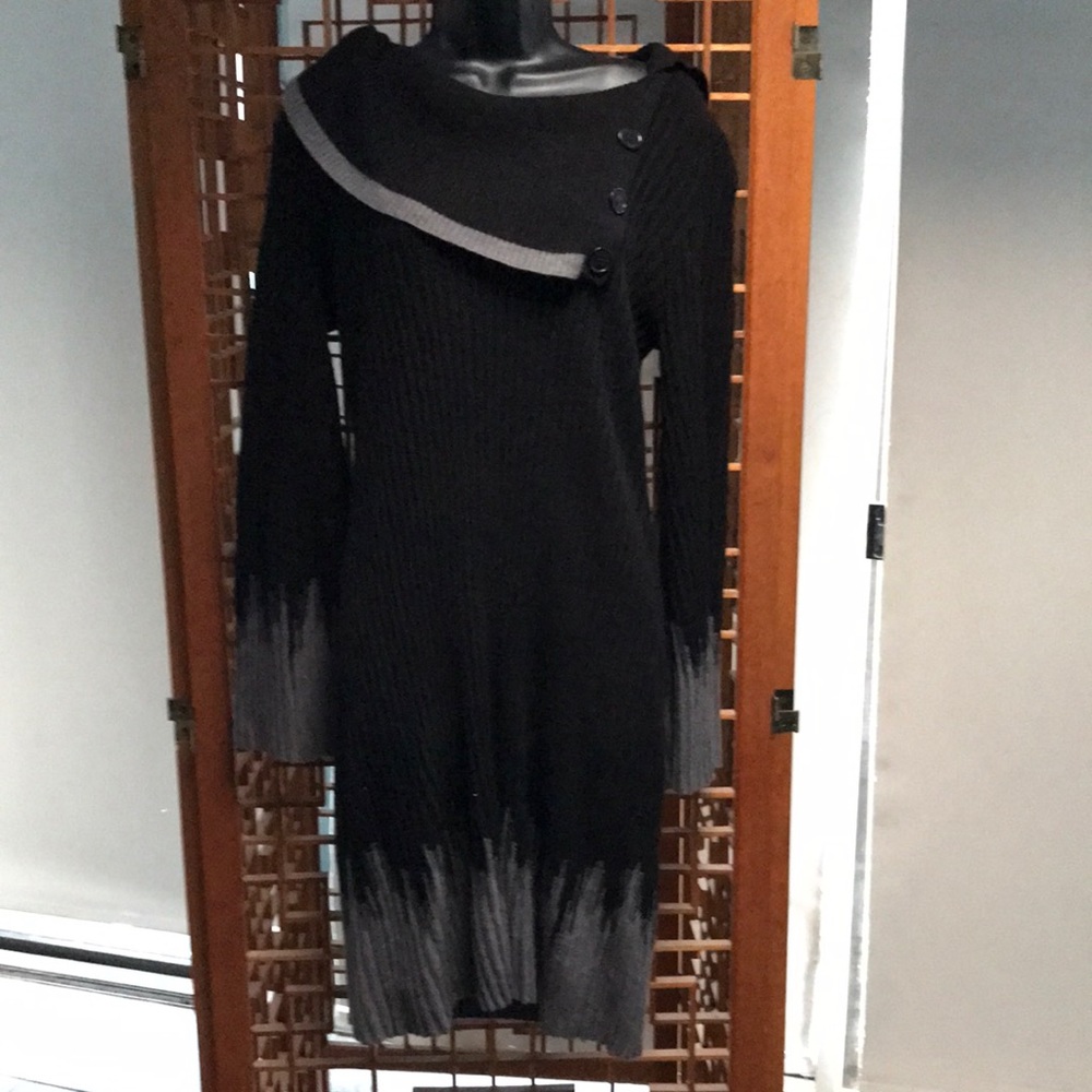 Studio One long gray and black sweater. Size XL.